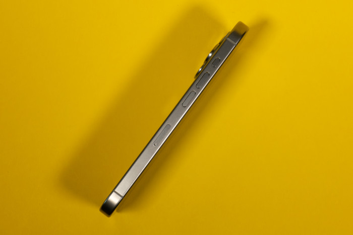 Auf der linken Seite gibt es die neue Aktionstaste anstelle des bisherigen Schiebeschalters. (Bild: Tobias Költzsch/Golem.de)