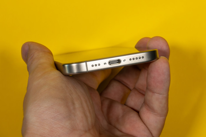 Geladen wird das iPhone 15 Pro über einen USB-C-Anschluss. (Bild: Tobias Költzsch/Golem.de)