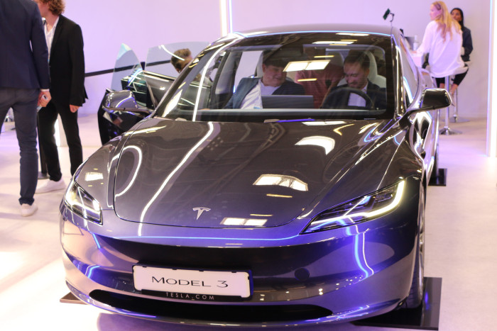 Deutlich bezahlbarer ist hingegen das neue Tesla Model 3, das auf der IAA zu sehen war.  (Foto: Friedhelm Greis/Golem.de)