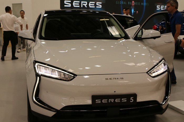 Der chinesische Hersteller Seres zeigte ebenfalls mehrere Modelle auf dem Messegelände. (Foto: Friedhelm Greis/Golem.de)