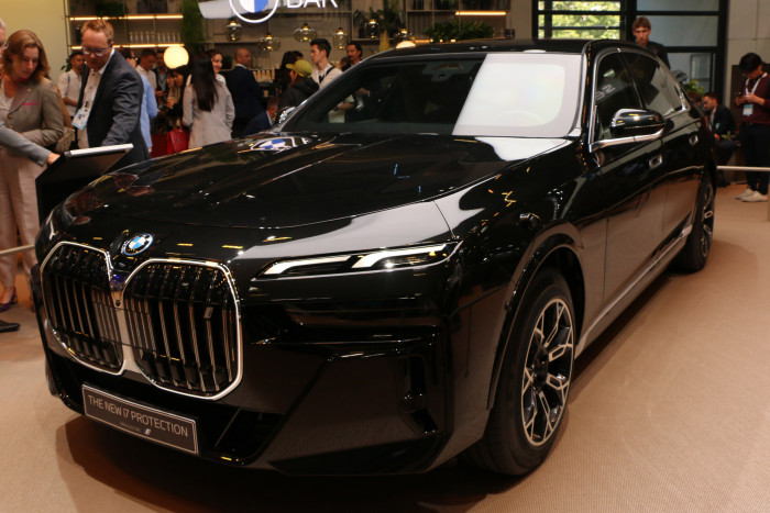 Den BWM i7 gibt es nun auch als gepanzertes Fahrzeug. (Foto: Friedhelm Greis/Golem.de) 