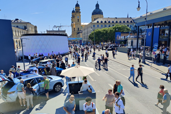 Das Ausstellungsgelände in der Münchner Innenstadt war bei schönem Wetter gut besucht. (Foto: Friedhelm Greis/Golem.de) 
