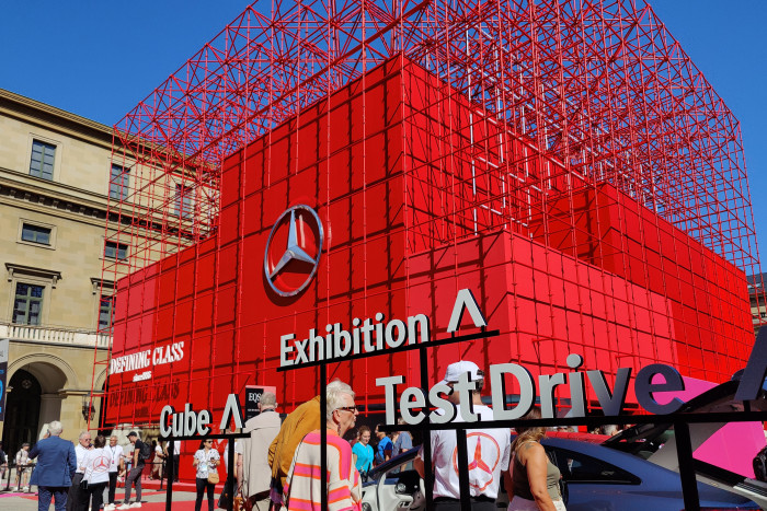 Mercedes-Benz hatte im Apothekenhof der Residenz einen roten Würfel aufgebaut. (Foto: Friedhelm Greis/Golem.de)