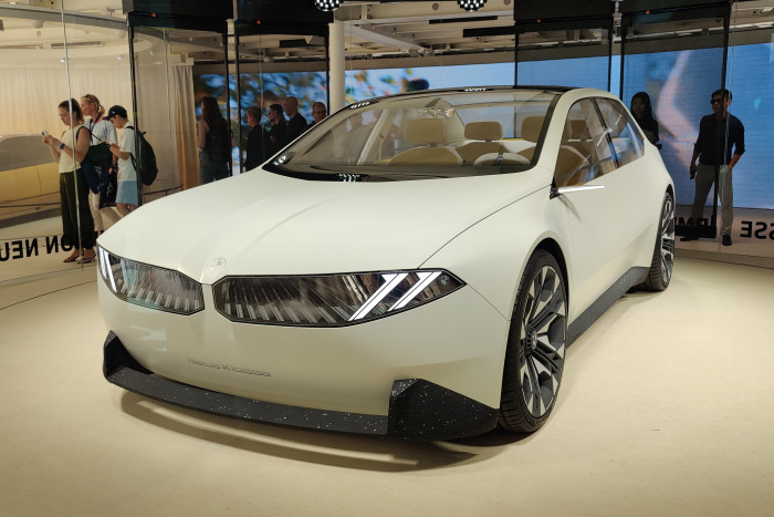 BMW ließ den Vision Neue Klasse gut geschützt hinter Glas um sich selbst kreisen. (Foto: Friedhelm Greis/Golem.de)