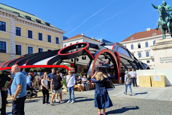 Ein echter Hingucker war das überdimensionale Modell eines 911er von Porsche. (Foto: Friedhelm Greis/Golem.de) 