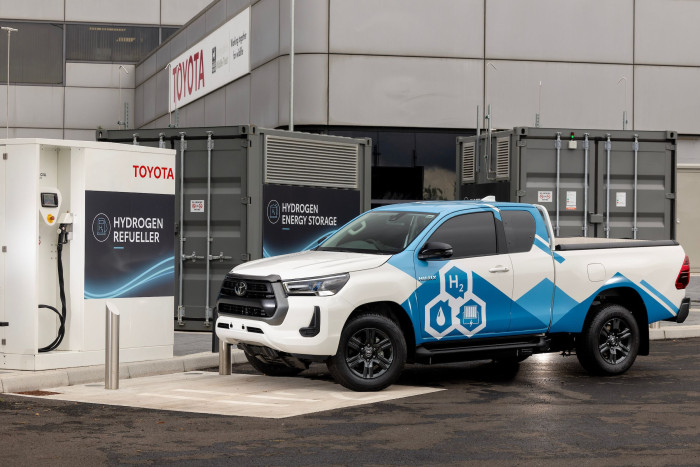An der Wasserstofftankstelle (Bild: Toyota)