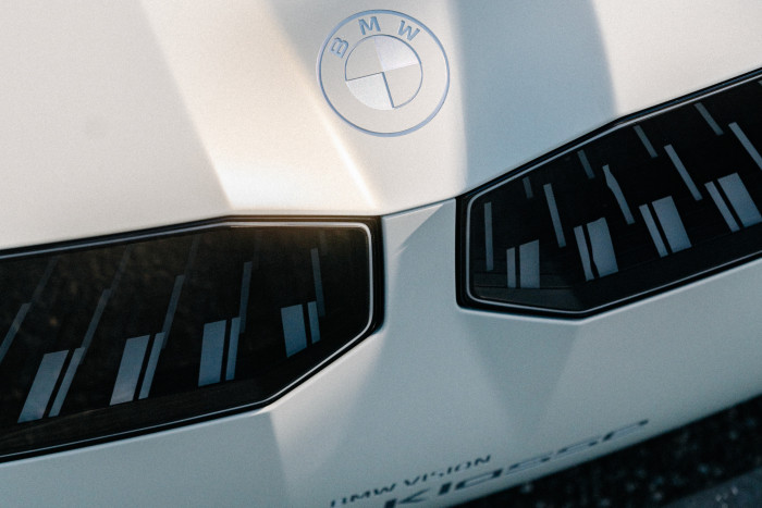 Anders als beim iX ist die BMW-typische Niere nicht so protzig ausgef&uuml;hrt. (Foto: BMW) 