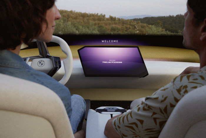 Im Innenraum setzt BMW auf ein neues Konzept mit m&ouml;glichst wenig Schaltern, Tasten und Kn&ouml;pfen. (Foto: BMW) 