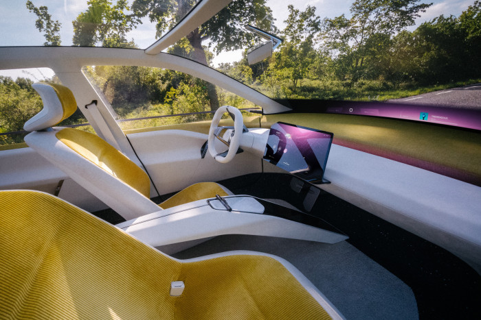 Das Highlight des Konzeptes ist der Panoramabildschirm, der sich &uuml;ber die gesamte Breite der Windschutzscheibe erstreckt. (Foto: BMW) 