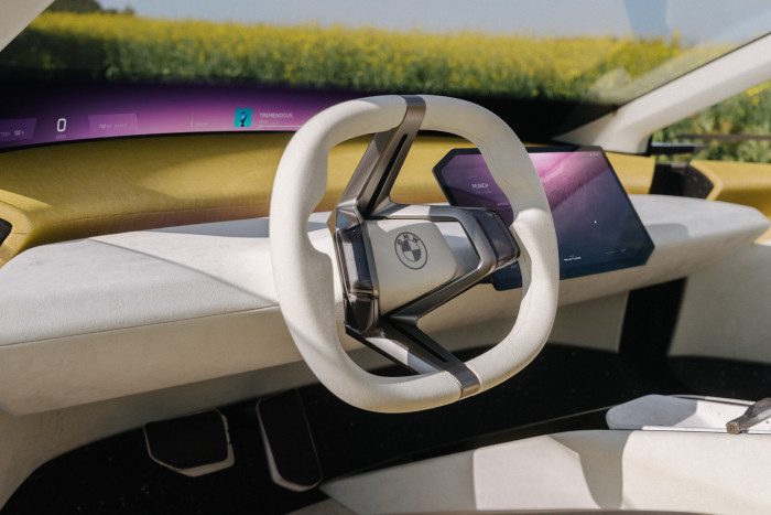 Der Panoramabildschirm wird sowohl vom Lenkrad als auch vom Zentralbildschirm aus bedient. (Foto: BMW) 