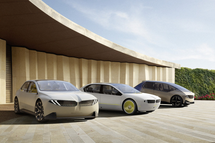 Der Vision Neue Klasse (links) reiht sich in die Serie der bisherigen Konzeptstudien ein. (Foto: BMW) 