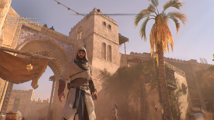 Die Stadt Bagdad hat mit Palmen und blauem Himmel viel Uraubsflair. (Bild: Ubisoft/Screenshot: Golem.de)