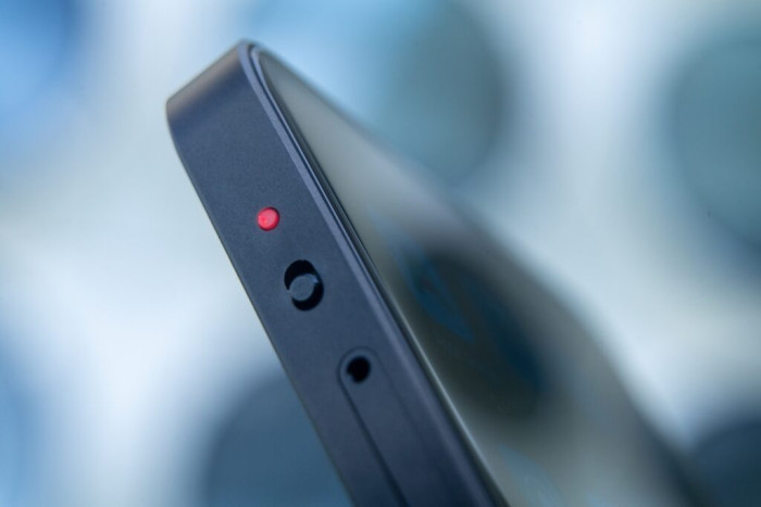 An der Seite ist ein Schalter eingebaut, mit dem die Kameras und Mikrophone des Murena 2 deaktiviert werden können. (Bild: Murena)