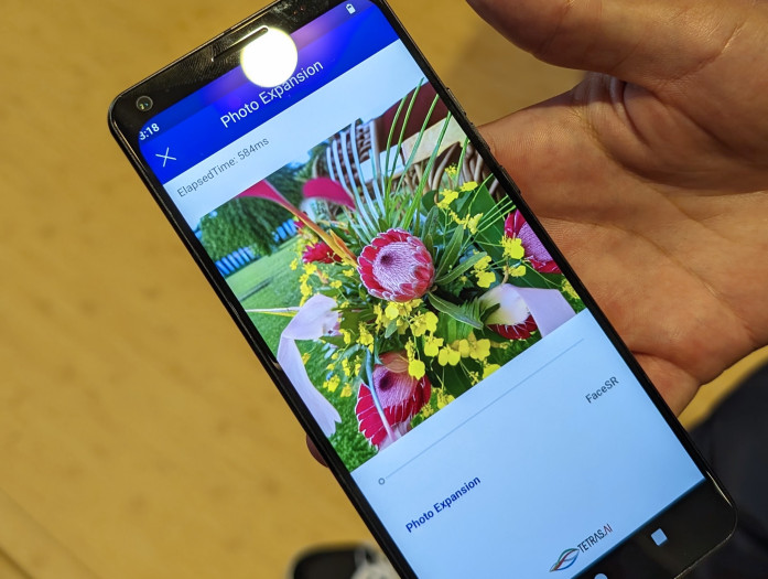Eine KI ergänzt die fehlenden Bildinhalte. (Bild: Tobias Költzsch/Golem.de)