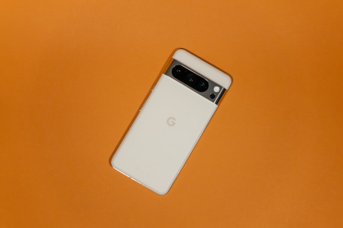 Das Pixel 8 Pro folgt der Designsprache der Pixel-Smartphones der vergangenen zwei Jahre. (Bild: Tobias Költzsch/Golem.de)
