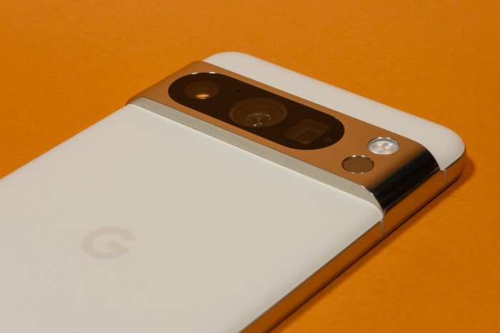 Das Kameramodul ragt einige Millimeter aus dem Gehäuse hervor - und ist ein Schmutzfang. (Bild: Tobias Költzsch/Golem.de)