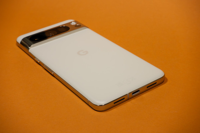 Die Rückseite des Pixel 8 Pro ist aus mattem Glas. (Bild: Tobias Költzsch/Golem.de)