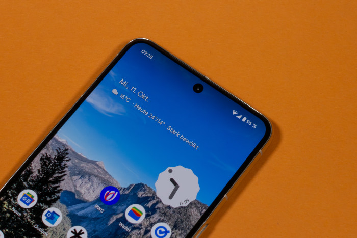 Die Frontkamera ist direkt im Display verbaut. (Bild: Tobias Költzsch/Golem.de)