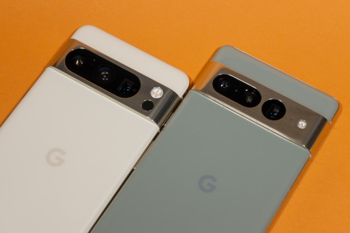 Auf den ersten Blick sehen sich das Pixel 8 Pro und das Pixel 7 Pro sehr ähnlich. (Bild: Tobias Költzsch/Golem.de)