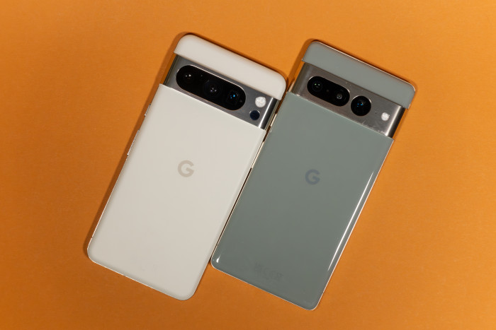 Beim Pixel 8 Pro stecken alle drei Objektive hinter dem Kameradeckglas. (Bild: Tobias Költzsch/Golem.de)