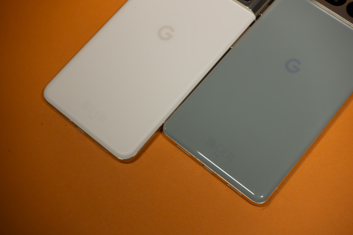 Gut erkennbar an den Rändern: Das Pixel 7 Pro hat eine glatte Rückseite, das Pixel 8 Pro eine matte. (Bild: Tobias Költzsch/Golem.de)