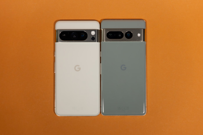 Das Gehäuse des Pixel 8 Pro ist minimal kleiner als das des Pixel 7 Pro. (Bild: Tobias Költzsch/Golem.de)