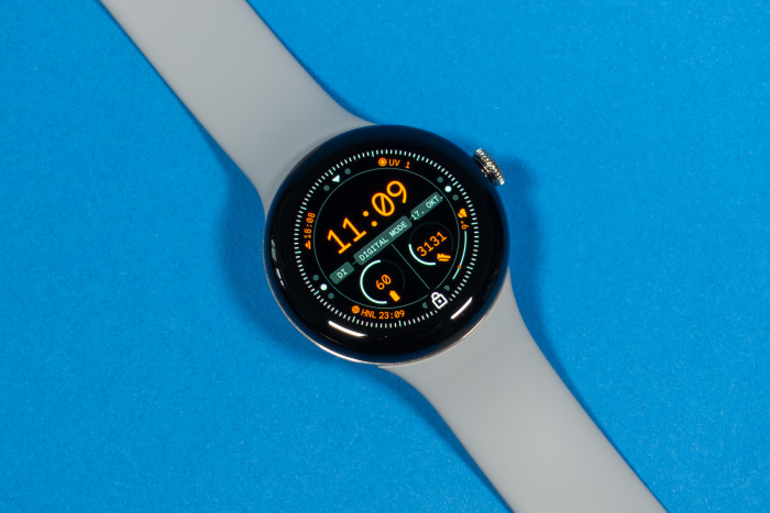 Google hat das Design der neuen Pixel Watch gegenüber dem Vorgänger nicht verändert. (Bild: Tobias Költzsch/Golem.de)