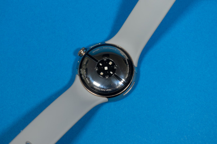 Die Rückseite hat einen neuen Sensor bekommen, mit dem die Hauttemperatur gemessen werden kann. (Bild: Tobias Költzsch/Golem.de)