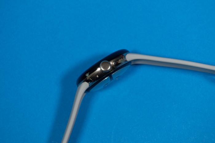 Die Pixel Watch 2 hat einen abgerundeten Rahmen. (Bild: Tobias Költzsch/Golem.de)