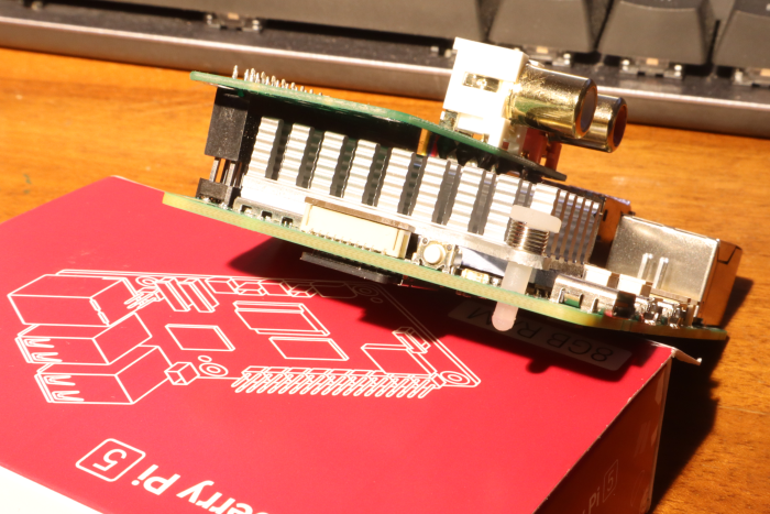 Ist der Kühler drauf, passen alte HAT-Module nicht mehr. (Bild: Johannes Hiltscher/Golem.de)