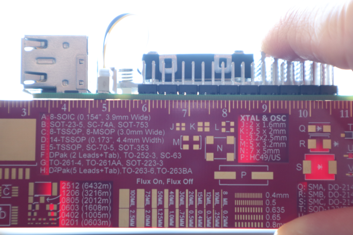 Die Spannung der Federn, die den Kühler halten, verzieht die Platine leicht. (Bild: Johannes Hiltscher/Golem.de)