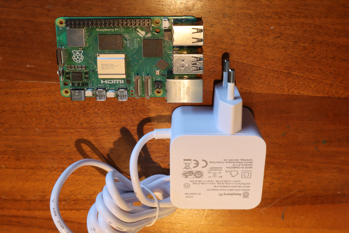 Besser gleich dazu kaufen: Das offizielle 5V/5A-Netzteil. 25 Watt liefern viele, aber meist nur bei höherer Spannung. (Bild: Johannes Hiltscher/Golem.de)