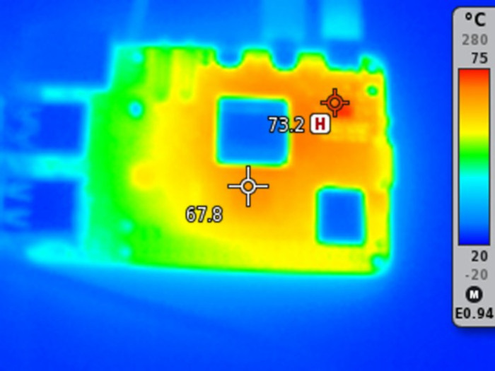 Nach gut vier Minuten Volllast hat sich die Platine um SoC und Power Management IC auf rund 70° C erwärmt. (Bild: Johannes Hiltscher/Golem.de)