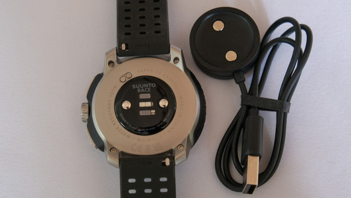 Zum Laden gibt es einen magnetisch haftenden Puck. (Bild: Steinlechner/Golem.de)