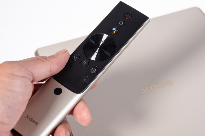 Die Fernbedienung wirkt hochwertig, hat aber keine Quellenwahltasten. (Bild: Martin Wolf/Golem.de)