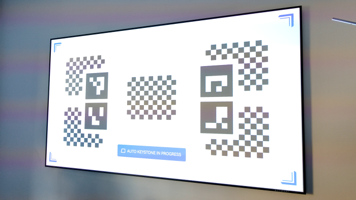 Er erkennt die Leinwand und richtet das Bild exakt aus. (Bild: Martin Wolf/Golem.de)