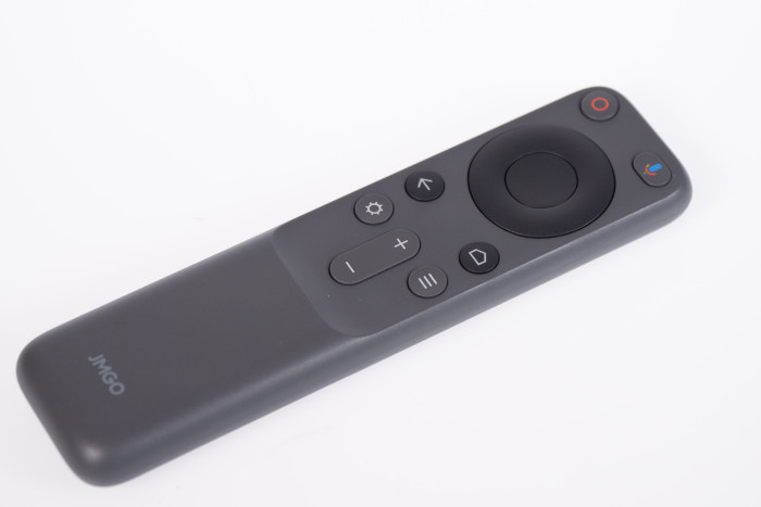 Die Fernbedienung ist spartanisch. (Bild: Martin Wolf/Golem.de)