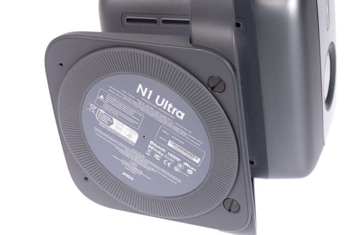 Sein Standfuß ist dreh- und schwenkbar, hat aber kein Stativgewinde. (Bild: Martin Wolf/Golem.de)