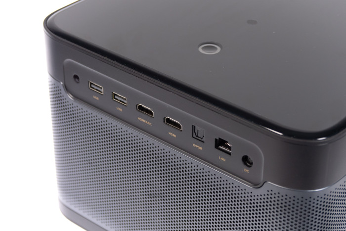 Er hat eine gute Auswahl an Anschlüssen. (Bild: Martin Wolf/Golem.de)