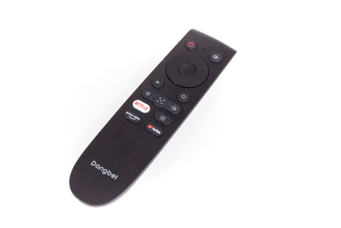 Seine Fernbedienung hat einen dedizierten Knopf für Netflix - er ist der einzige im Test, der das kann. (Bild: Martin Wolf/Golem.de)