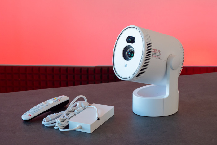 Der LG Cinebeam PU700R basiert auf LED-Technologie und kommt mit einer sehr guten Fernbedienung. (Bild: Martin Wolf/Golem.de)