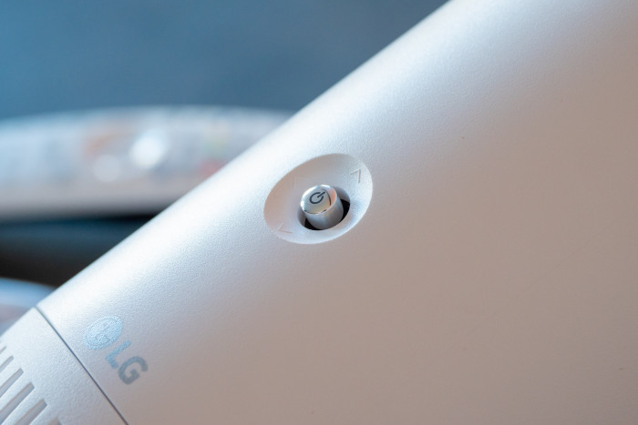 Der Knopf auf der Oberseite ermöglicht es, in den Menüs zu navigieren. (Bild: Martin Wolf/Golem.de)