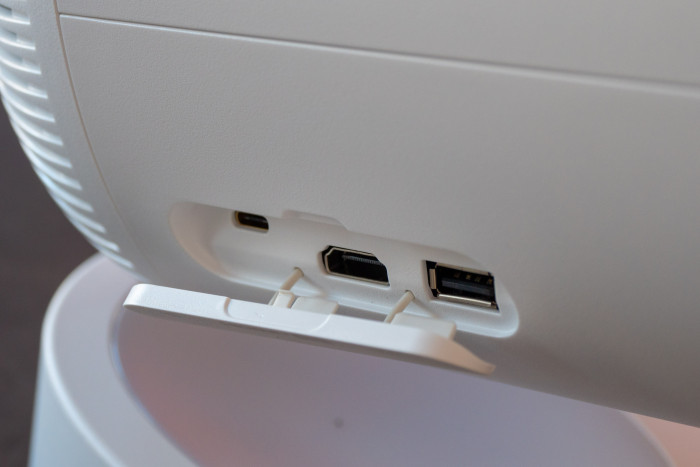 Der Projektor hat nur sehr wenige Anschlüsse. (Bild: Martin Wolf/Golem.de)