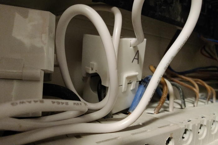 Für jede Phase muss eine Klemme um einen Leiter gelegt werden.  (Foto: Friedhelm Greis/Golem.de)