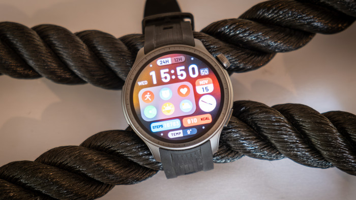 Eines der vielen schicken Zifferblätter ... (Bild: Steinlechner/Golem.de)