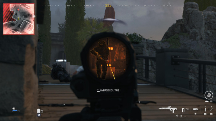 Mit dem Scharfschützengewehr nehmen wir einen Feind ins Visier. (Bild: Activision/Screenshot: Golem.de)