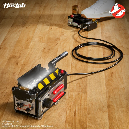 Der Fußschalter wird über ein Kabel mit der Falle verbunden. (Bild: Hasbro)