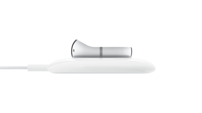 Der AI Pin auf dem Ladeadapter (Bild: Humane)
