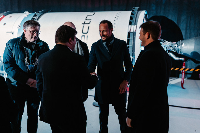 Die Kooperation mit Isar Aerospace wurde medial beim symbolischen Händeschütteln gefeiert. Der Kronprinz schüttelt gerade die Hand vom Chief Financial Officer David Kownator (credits: Andoya Spaceport & Isar Aerospace).