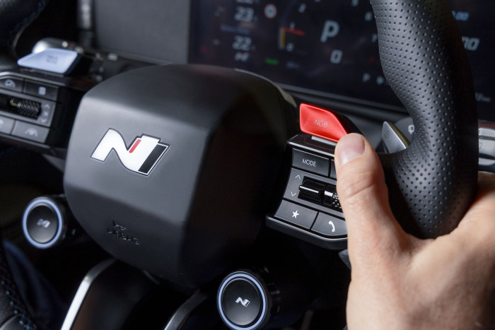 NGB steht für N-Grin Boost - er holt  für kurze Zeit das Maximum aus den  E-Motoren. (Bild: Hyundai)